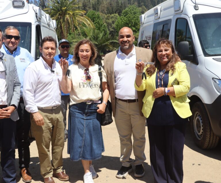 Municipio de Molina recibió dos nuevas ambulancias del Gobierno Regional del Maule