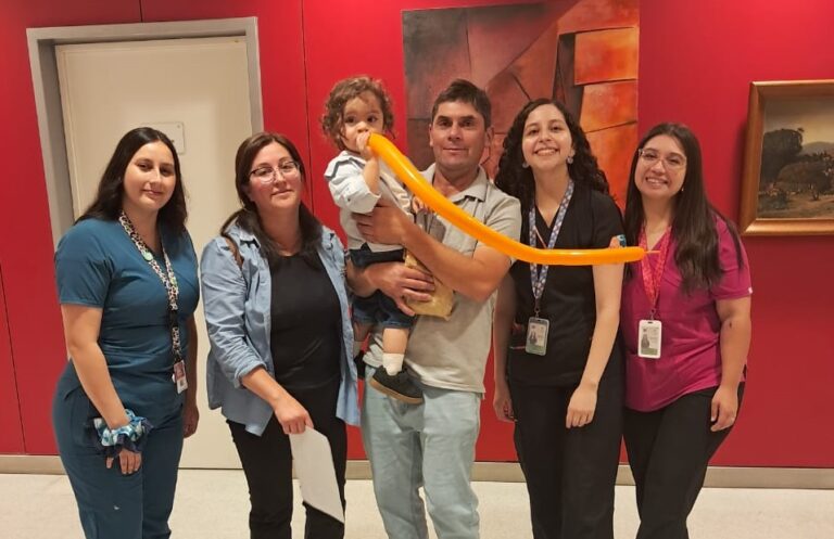 Nació de 28 semanas: La emotiva "licenciatura" de Agustín tras dos años de seguimiento médico
