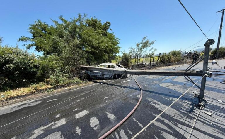 Milagrosa escapada en Curicó: Vehículo chocó con poste y provocó incendio en Isla de Marchant