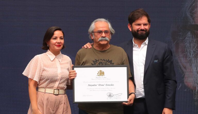 Presidente Boric conversa sobre arte y La Moneda con el muralista curicano "Mono" González