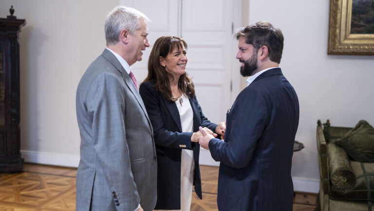 Presidente Boric destaca clima "positivo" tras reunión con Kast