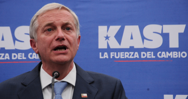 Kast asegura “1.200.000 asesinados al año” y luego se enreda aún más al corregir la cifra