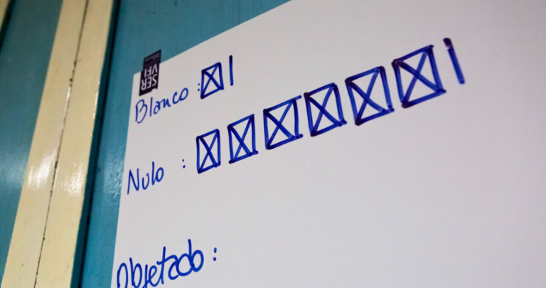 Detienen a presidente de mesa en Curicó por insultar a delegada del Servel