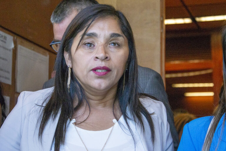 Senadora Campillai repudia beneficio a excarabinero y exige renuncia de director de Gendarmería