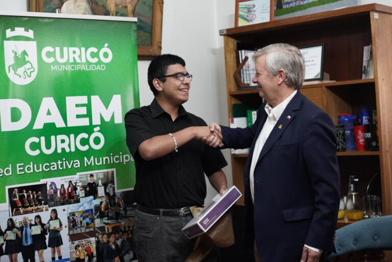 Estudiante del Liceo Zapallar es recibido por el alcalde de Curicó tras puntaje destacado en la PAES