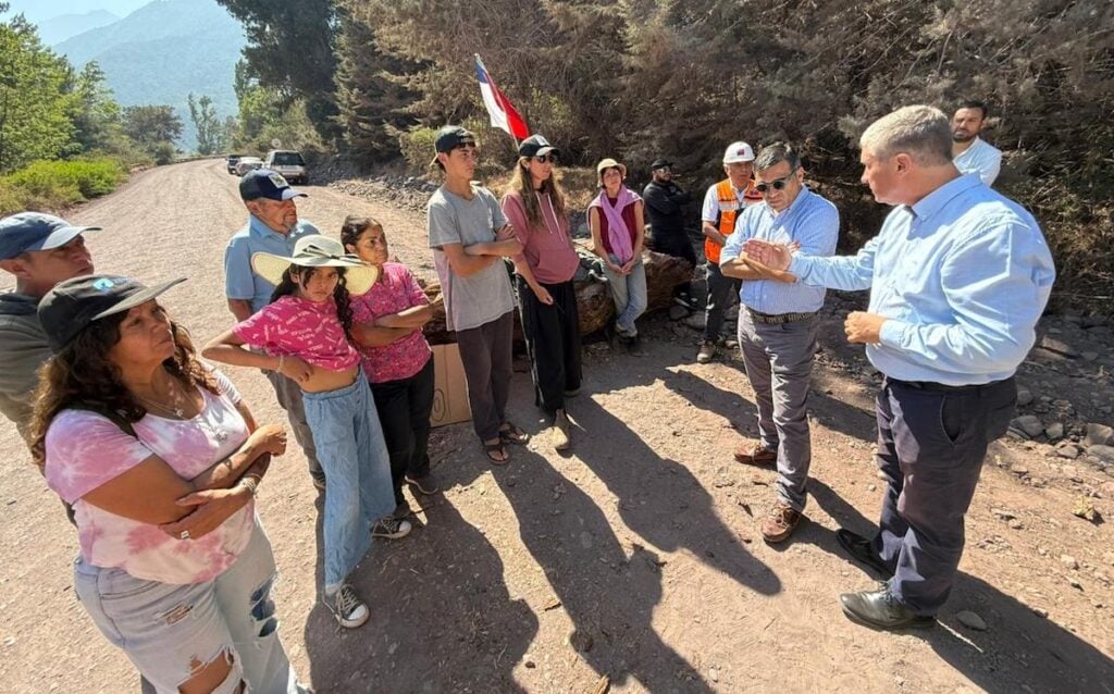 "El camino estará cortado": Vecinos de Romeral exigen solución definitiva al polvo en Ruta J-55 tras acuerdo con el MOP