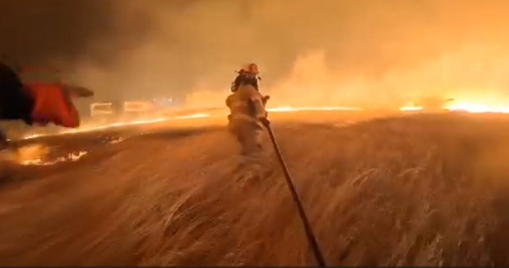 Combate de incendio forestal en Laja: Voluntarios usan agua de piscina en labores de emergencia