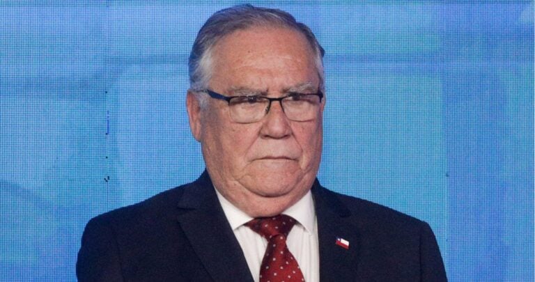Ministro Campos asegura que los partidos de la centroizquierda son "el vagón de cola del PC y el FA"