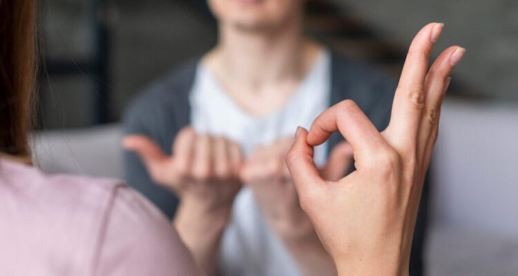 Funcionarios se certifican en lengua de señas: ASOCUR valora el avance pero advierte déficit de intérpretes en servicios públicos