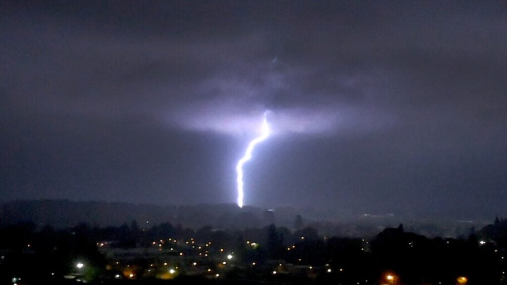 Alerta Temprana Preventiva en 10 comunas de la Región Metropolitana por pronóstico de tormentas eléctricas