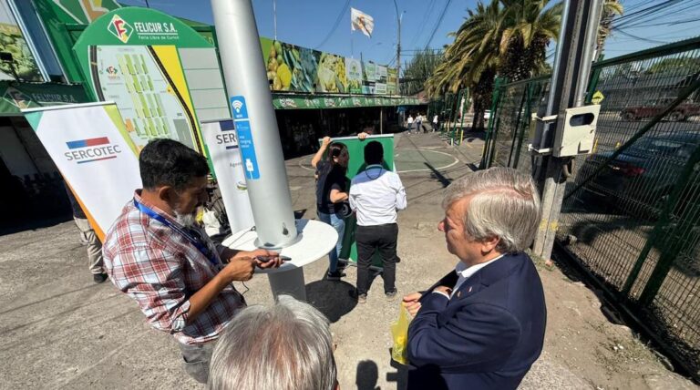 FELICUR estrena tótem de carga y paneles solares para convertirse en la primera feria libre sustentable de Chile