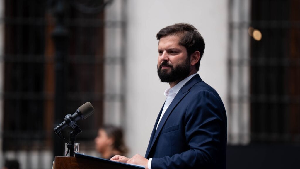 Boric acusa a la UDI de frenar Sala Cuna; gremialismo responde con duras críticas