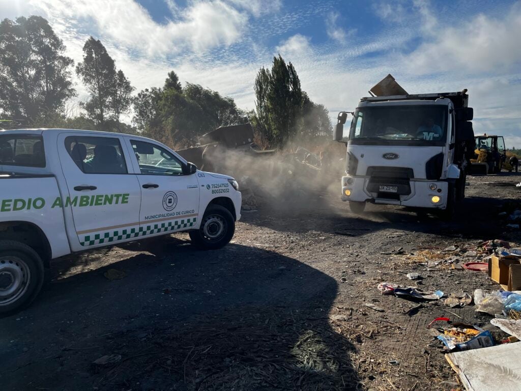 Municipio de Curicó instruyó retiro de toneladas de basura en ribera del río Lontué
