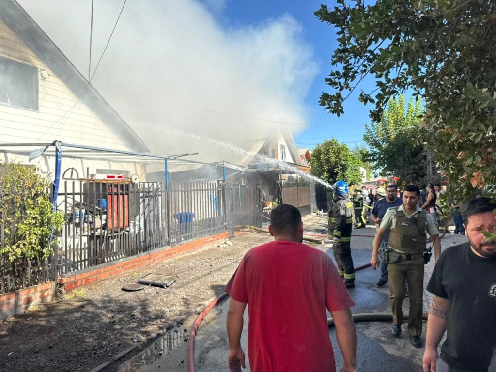 Incendio destruye viviendas en Villa Don Misael de Curicó