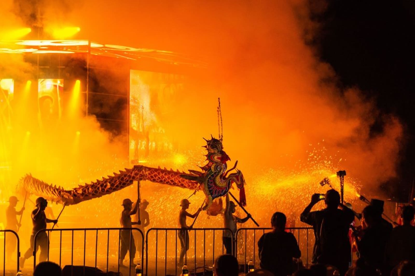 La Danza del Dragón de Fuego de Acero de Xiangxi se ha realizado en la provincia china de Hunan durante siglos. Para crear el espectáculo, se disparan fuegos artificiales desde las docenas de tubos de bambú que flanquean la ruta mientras los bailarines del dragón desafían las chispas que caen.