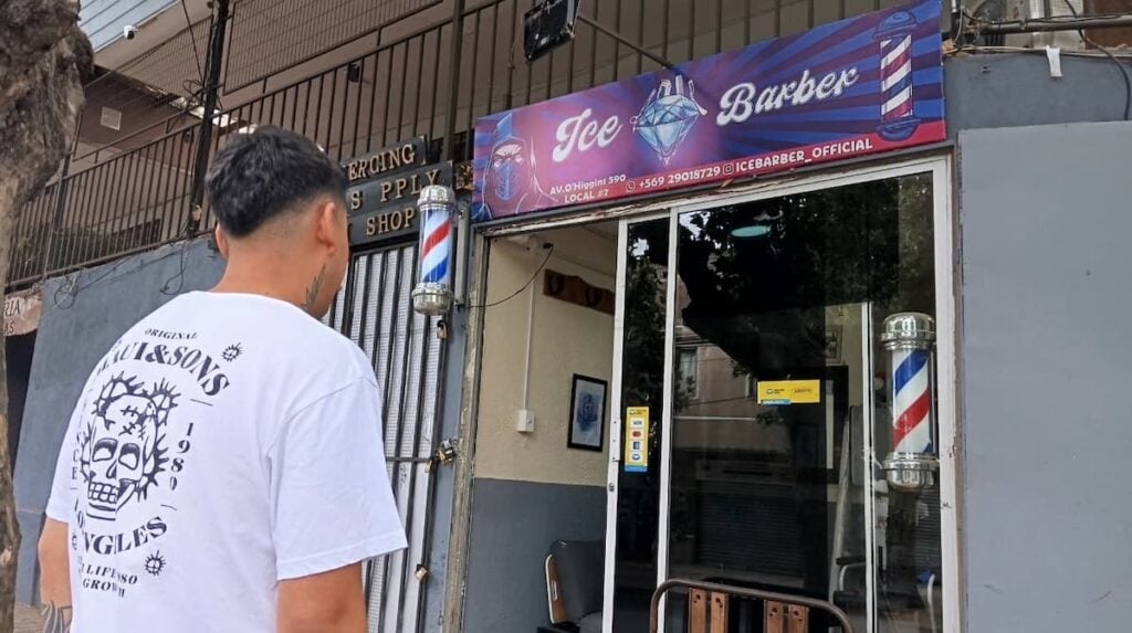 Delincuentes desmantelan aire acondicionado de barbería en pleno centro de Curicó