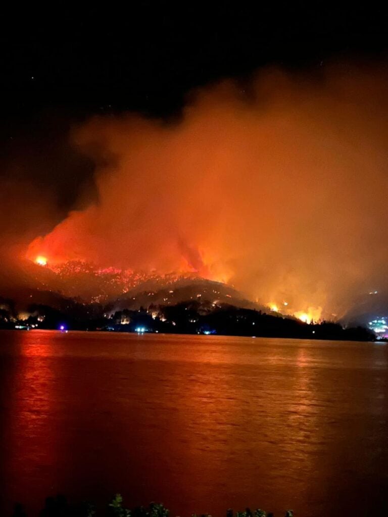 Alerta Roja en Vichuquén: Tres viviendas quemadas y un brigadista lesionado tras violento avance del incendio "Alto Llico"