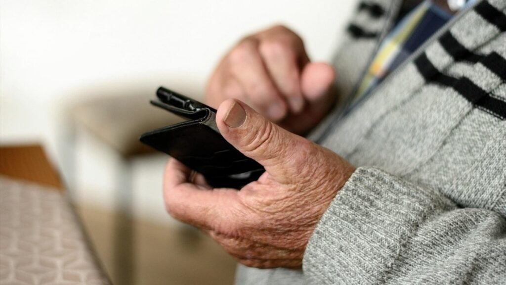 Estafa del 'cuento del tío' golpea a matrimonio de 93 años en Valparaíso: Roban escopetas, rifle y joyas