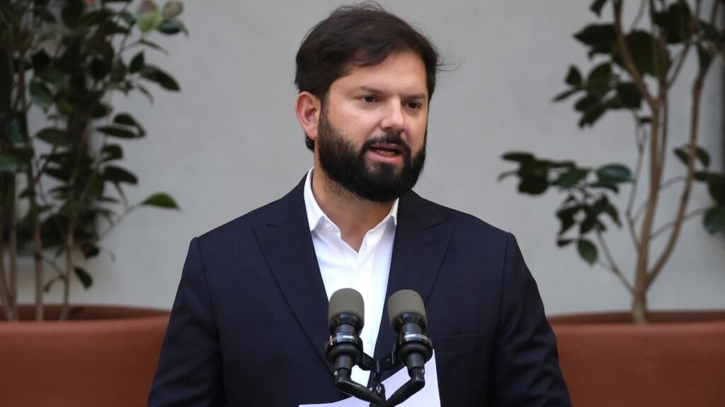 Boric inaugura el año escolar 2026 en Juan Fernández, visitando colegio reconstruido