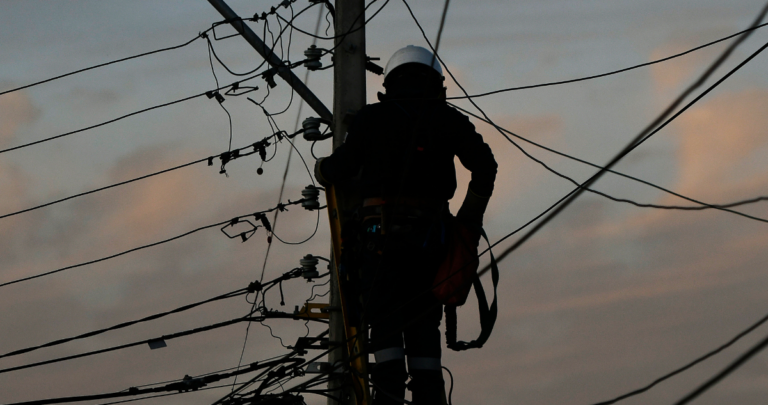 Molestia en el secano costero de Hualañé: Corte de energía supera las 24 horas y vecinos denuncian pérdida de alimentos