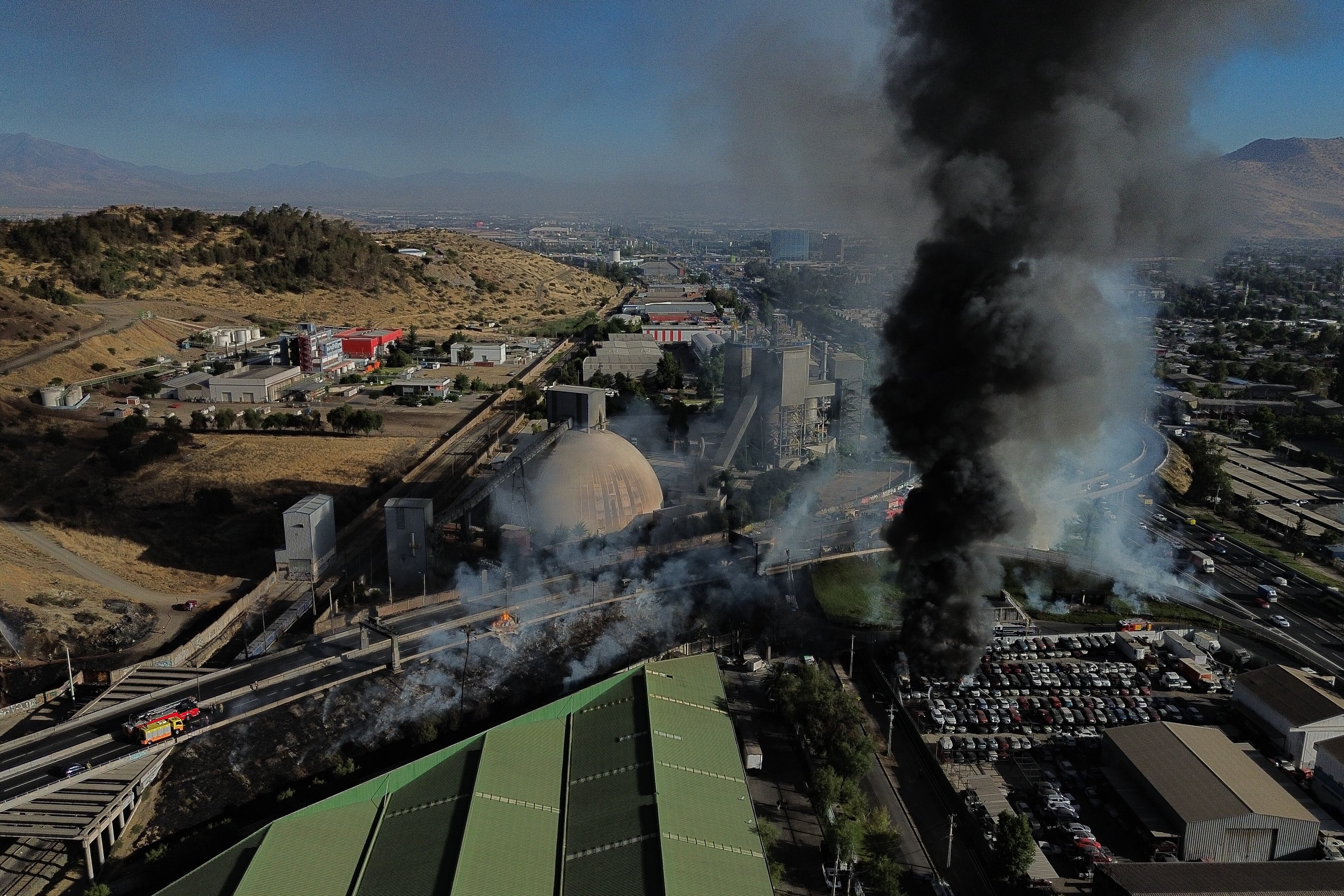 Bomberos en carrera contra el tiempo: Evitan explosión de camión cisterna tras grave accidente