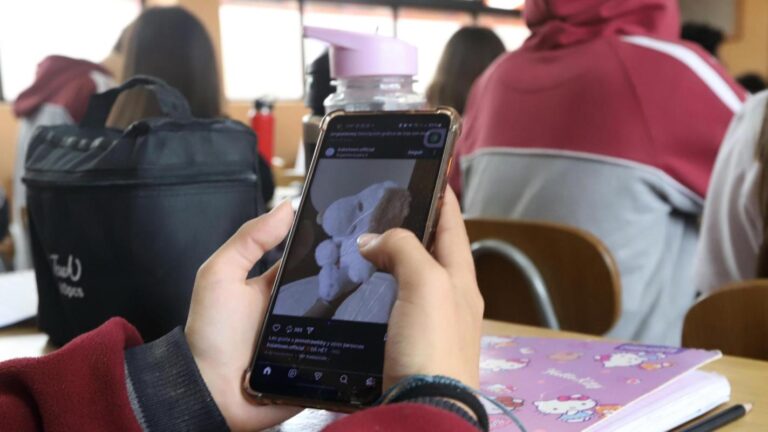 Celulares en colegios: Conoce las excepciones a la prohibición que rige desde 2026