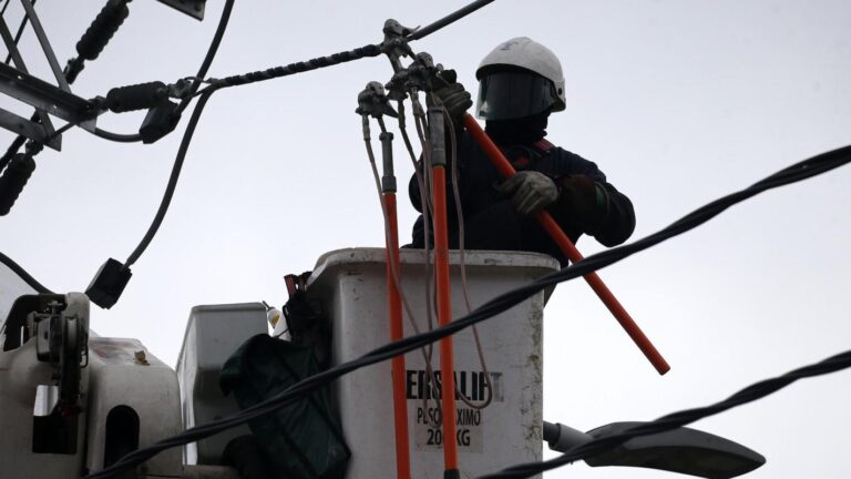 Amplio operativo en Curepto: GOPE y sección aeropolicial buscan a conductor desaparecido tras caer con su vehículo a estero