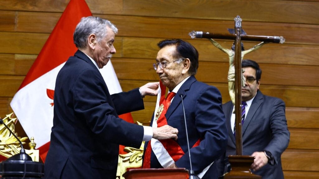 José María Balcázar asume presidencia interina de Perú en medio de crisis política