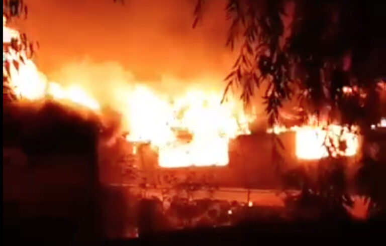 Voraz incendio consume por completo una vivienda en el sector de Comalle