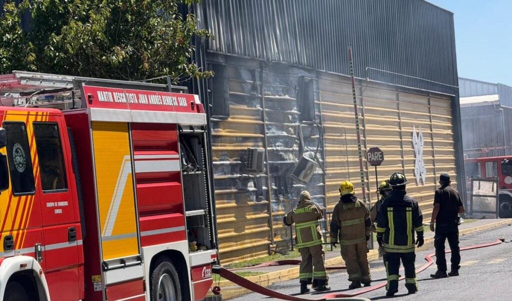 Bomberos controla incendio en empresa Martínez & Valdivieso y descarta emergencia química