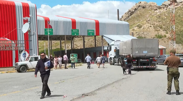 Caos en la frontera: Turistas denuncian 10 horas de espera y falta de agua en el Paso Pehuenche