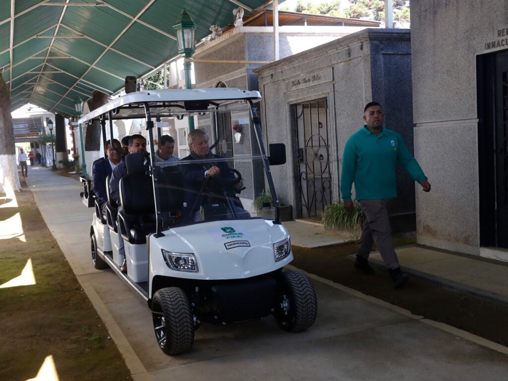 Cementerio Municipal de Curicó cuenta con carro eléctrico para traslado de personas mayores y discapacitados