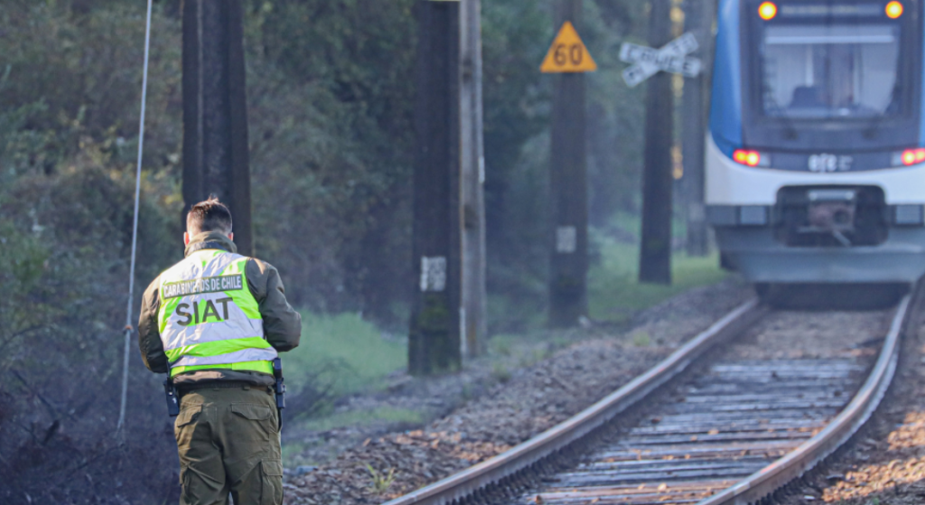 Mujer muere tras ser impactada por tren de pasajeros en paso peatonal de Talca