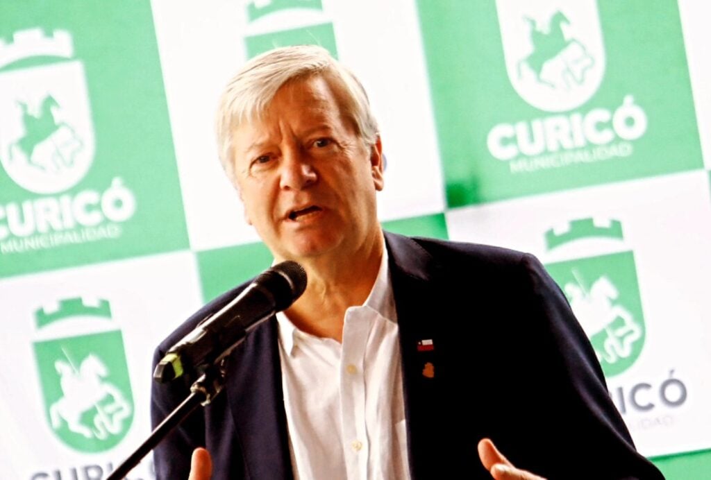 Alcalde de Curicó descarta irregularidades en permisos de circulación apuntando a un "desfase en la información"