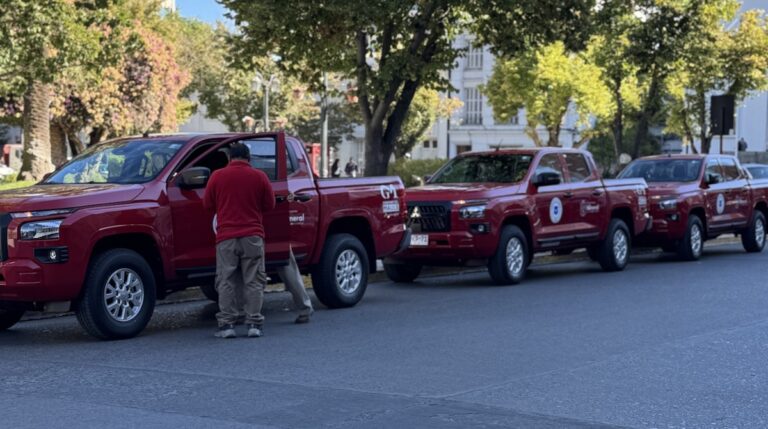 Romeral fortalece su flota municipal con tres nuevas camionetas financiadas por el Gobierno Regional