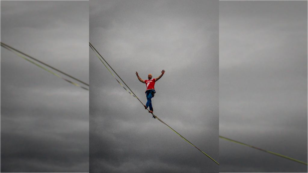 Deportista curicano sorprende con cruce en highline durante el Clásico del Maule