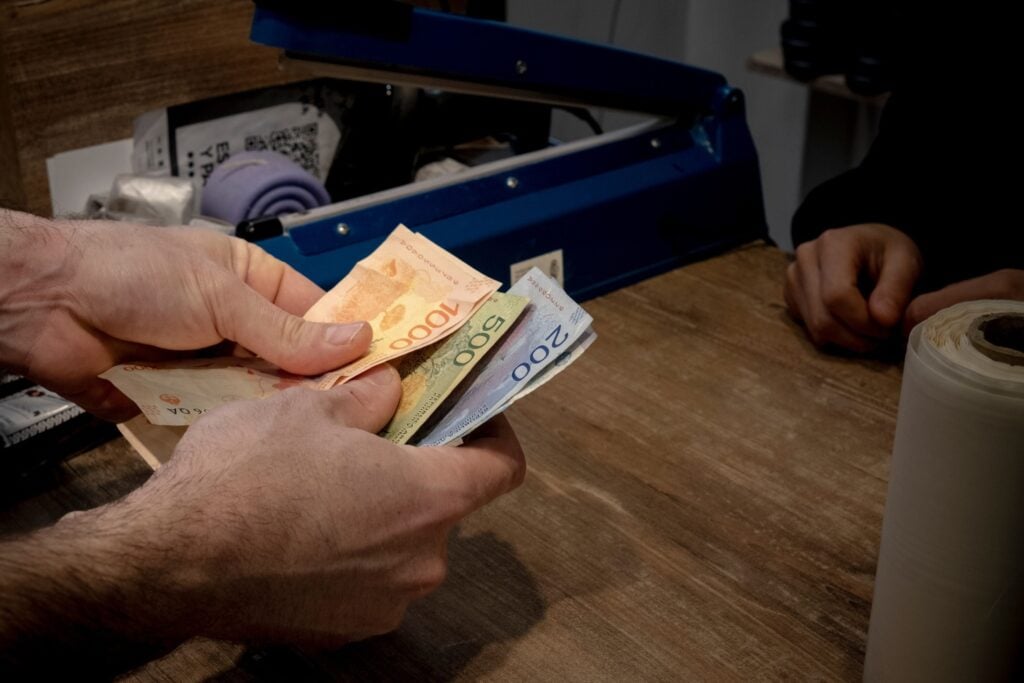 Comercio argentino acuerda aumento salarial escalonado hasta junio