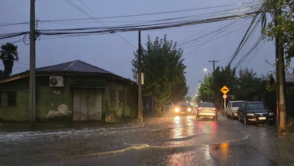 Sistema frontal causa daños en 64 viviendas y deja 30 personas aisladas entre Maule y Aysén