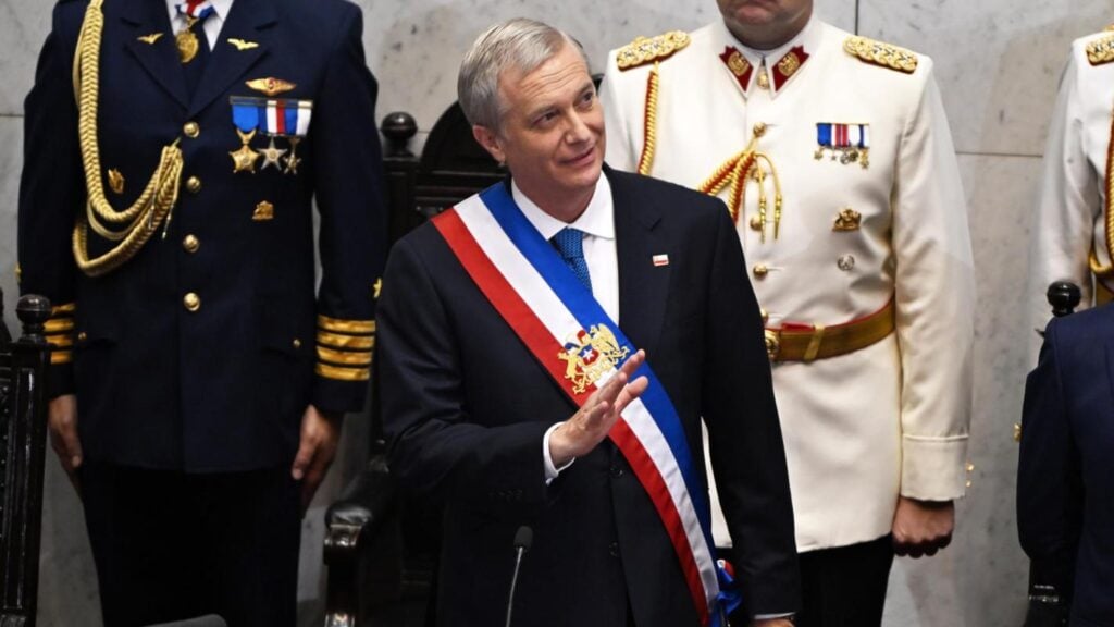 Kast lidera aprobación presidencial con 57% al inicio de su mandato