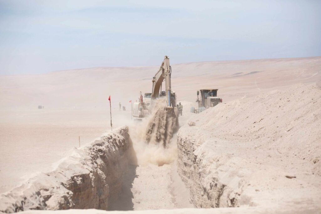 Perú construye zanja en frontera con Chile para optimizar transporte de carga