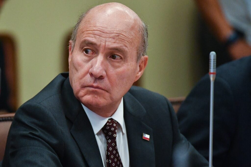 Ministro Quiroz defiende alza de combustibles y llama a acotar gasto fiscal