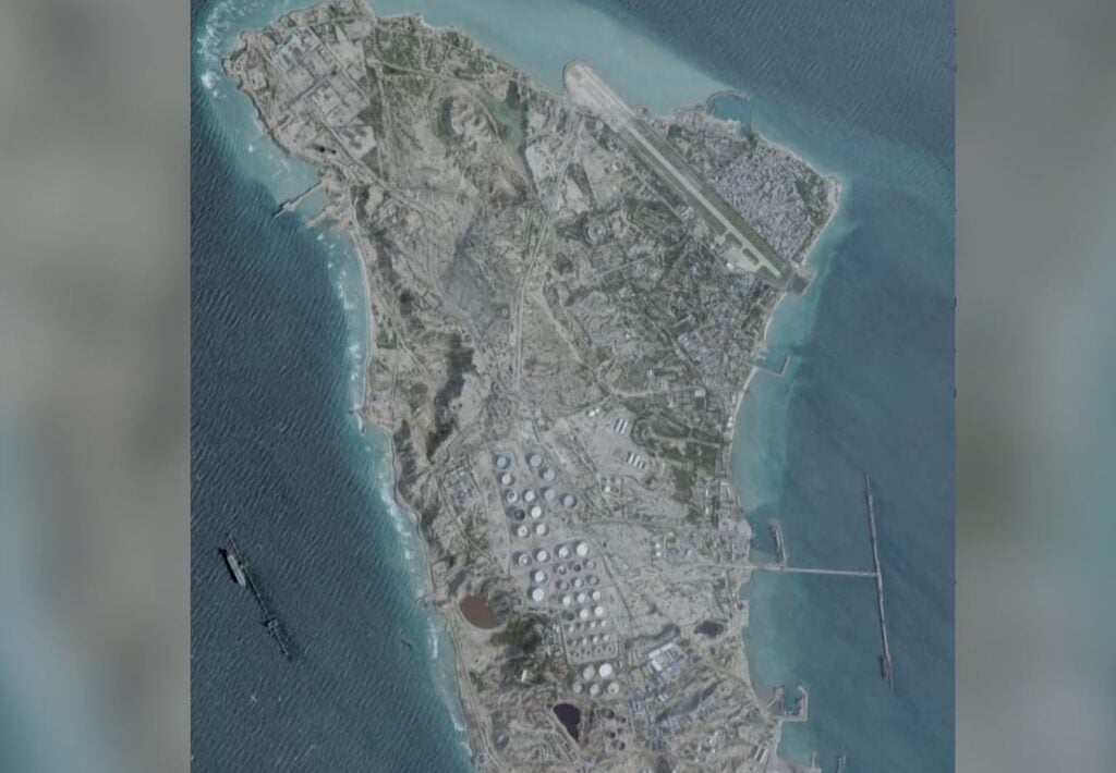 Estados Unidos bombardea la Isla de Jark vital para el petróleo iraní