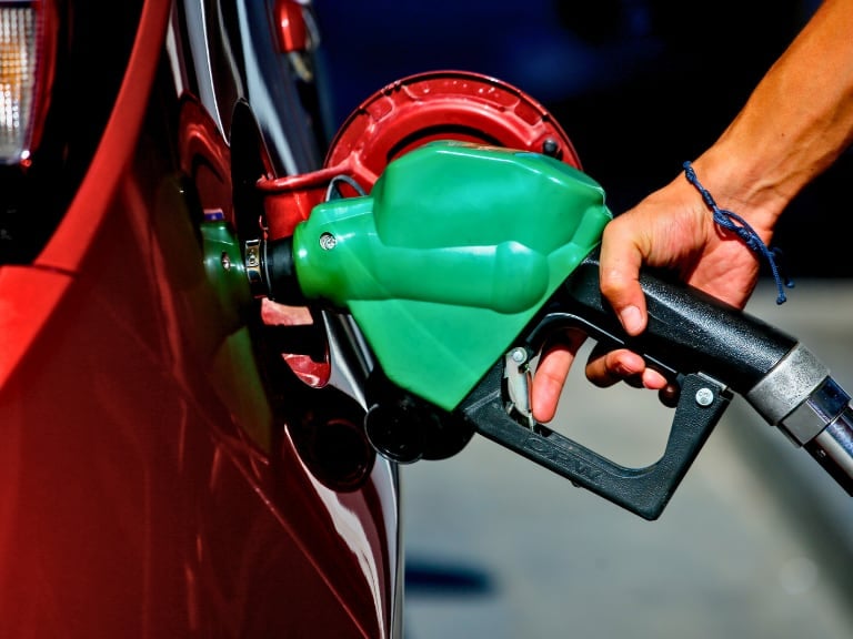 Bencina supera los 2.000 pesos por litro en la zona más cara de Chile