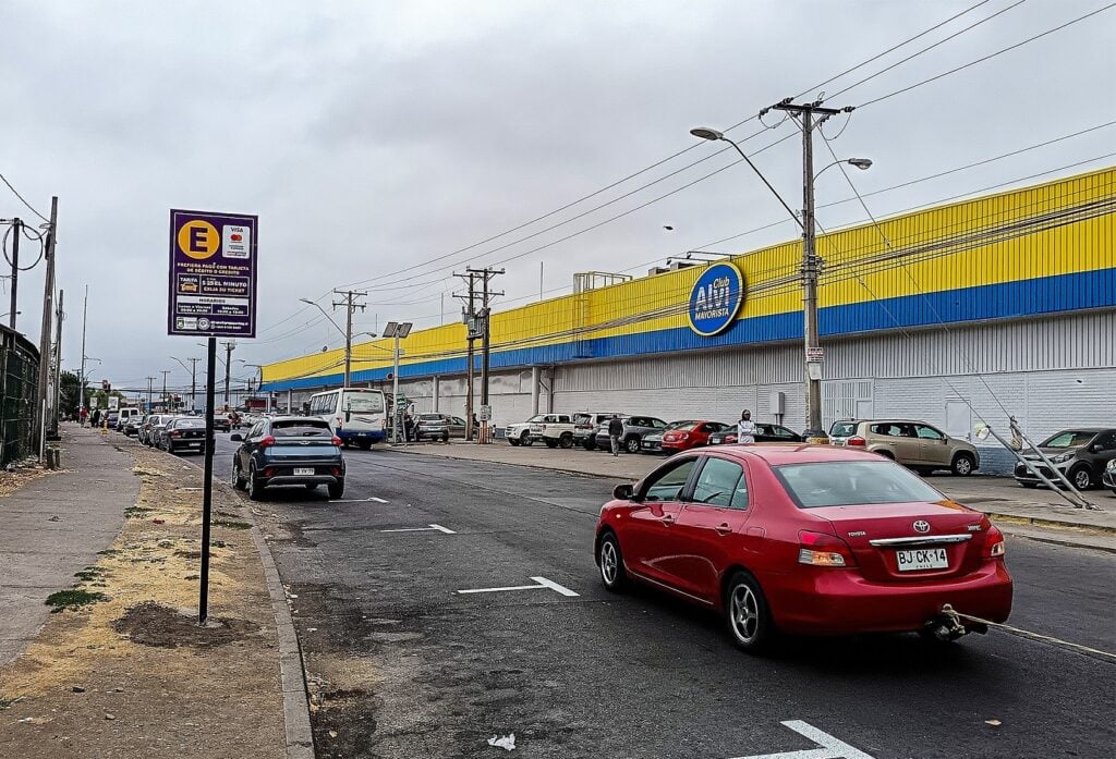 Curicó expande sistema de parquímetros a nuevas calles y feria libre