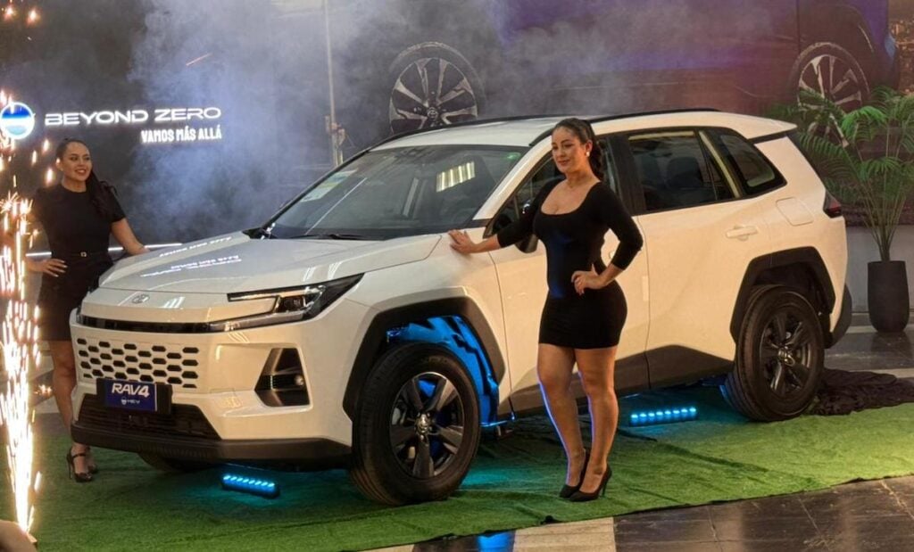 Presentan la sexta generación de la Toyota RAV4 en Curicó: Un vehículo seguro, híbrido y de origen japonés