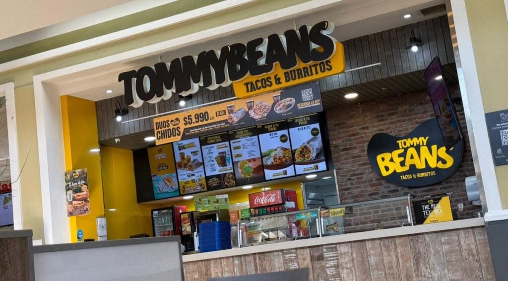 Denuncian hallazgo de una pila al interior de un plato de comida en local del Mall Curicó