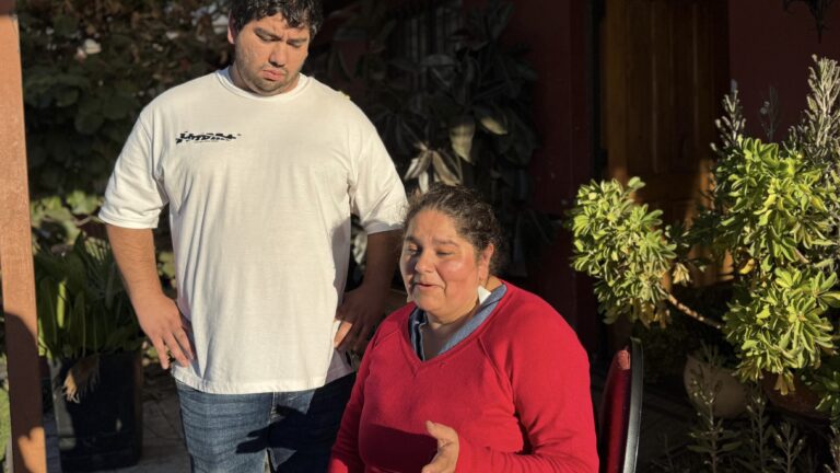 "Se bajó a gritonearme y se fugó": Indignación por conductora que atropelló a mujer en paso peatonal en Curicó