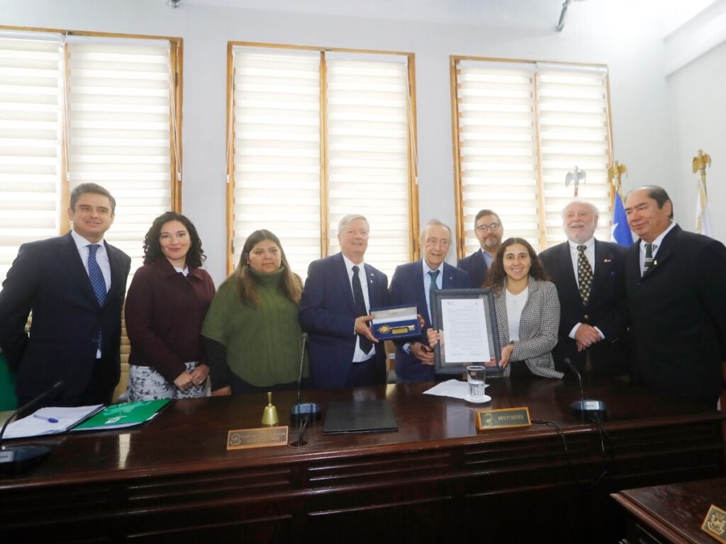 Municipalidad de Curicó entrega las "Llaves de la Ciudad" al destacado vitivinicultor Miguel Torres Riera