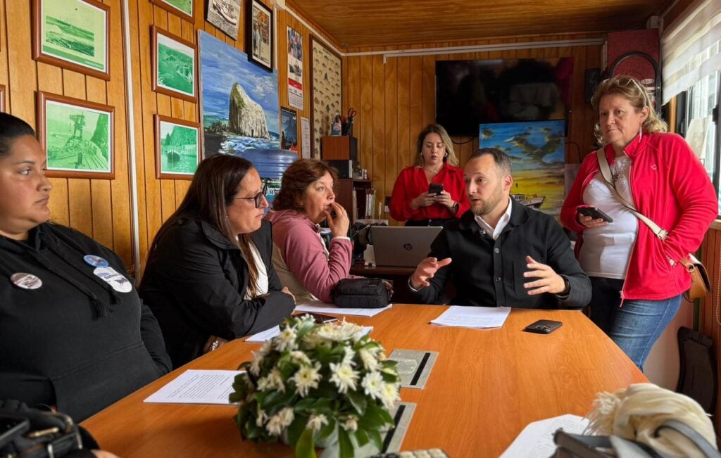 Diputado Guzmán presenta a familias del Bruma proyecto de ley para reforzar la seguridad marítima