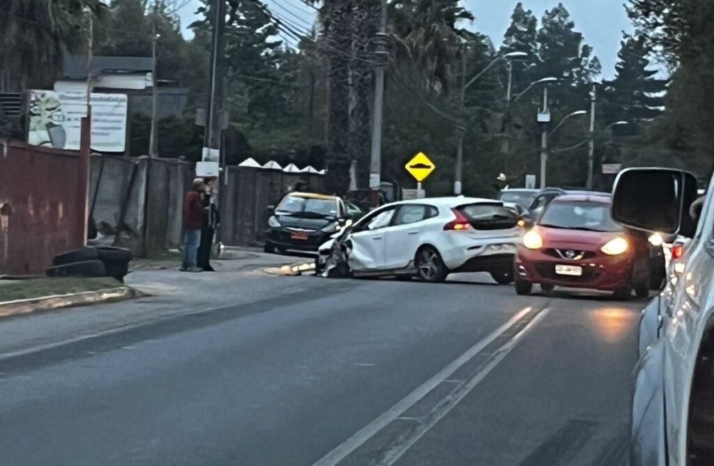 Colisión de dos vehículos en la Ruta J-65 deja a un hombre lesionado y genera congestión en horario punta